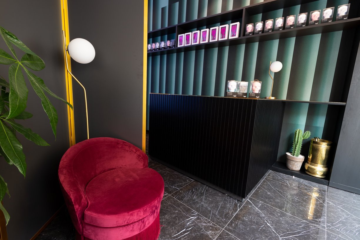 Angolo relax con poltrona e prodotti